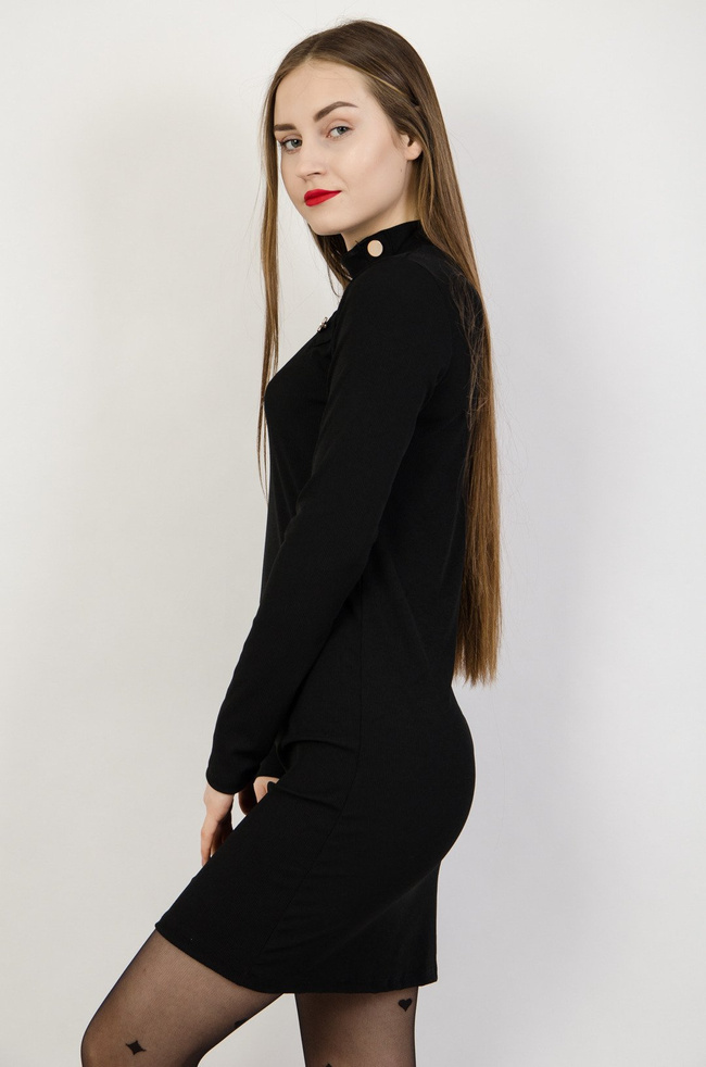 Czarna prążkowana sukienka ze złotymi guzikami