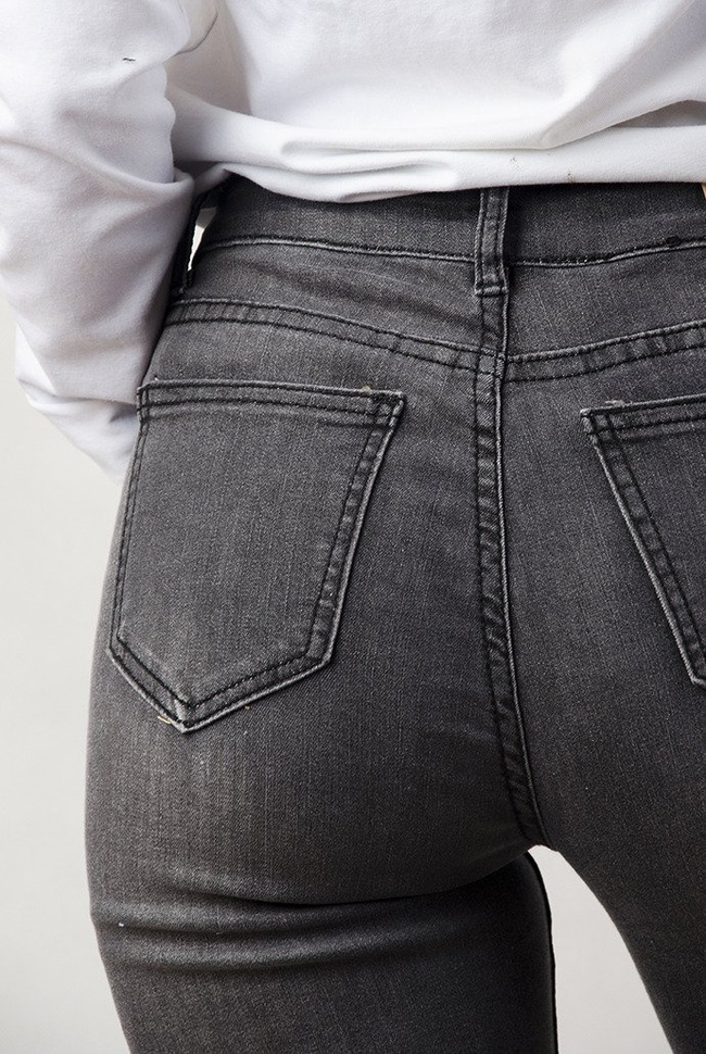 Szare spodnie jeansowe z naszywkami