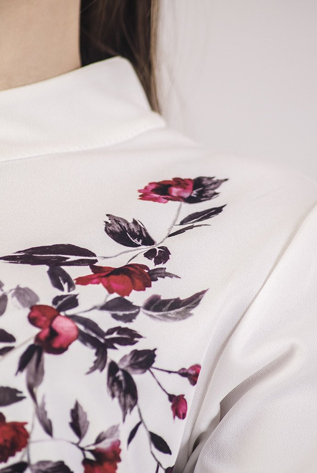 Biała sukienka z kwiatami