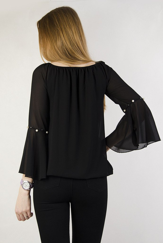 Czarna zwiewna bluzka z rozszerzonymi rękawami oraz perełkami