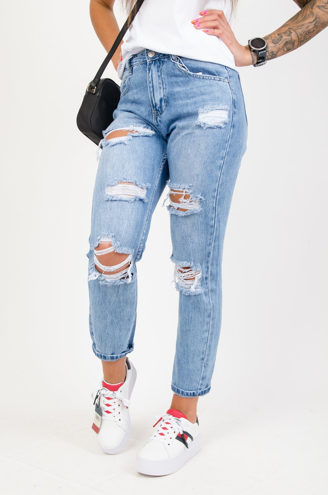 Jeansowe spodnie typu boyfriend z dziurami