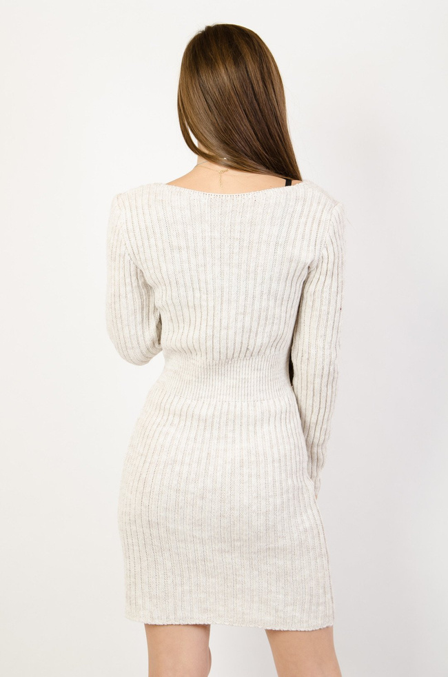 Beżowa sukienka sweterkowa ze złotymi guzikami