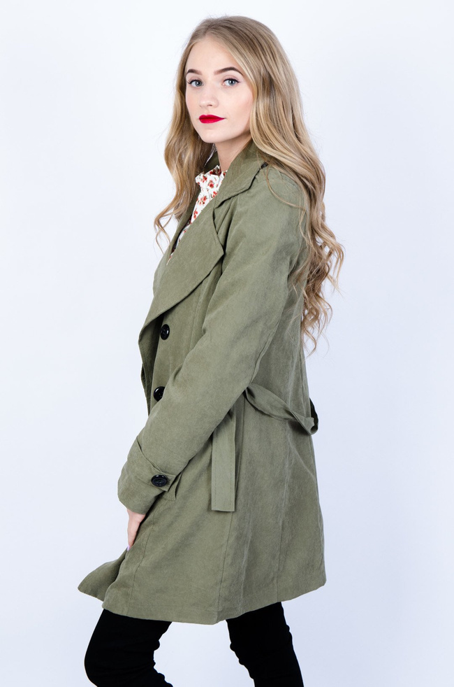 Zielony płaszcz typu trencz