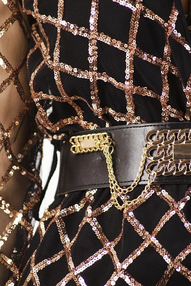 Czarna sukienka ze złotymi cekinami