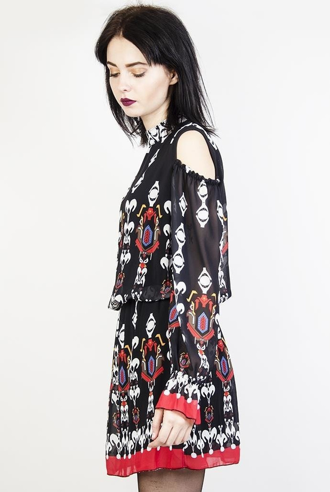 Wzorzysta sukienka z wycięciami na ramionach