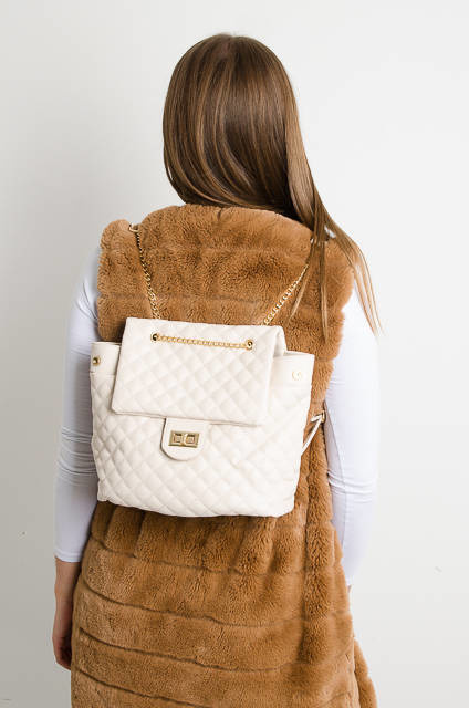 KREMOWA PIKOWANA TOREBKA-PLECAK ZE ZŁOTYM ŁAŃCUSZKIEM