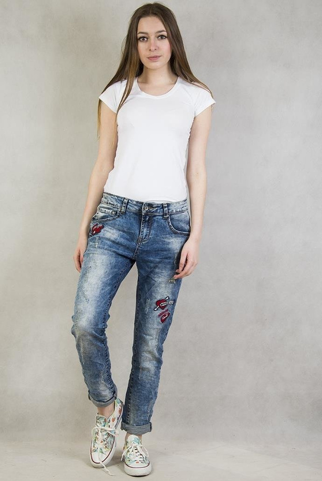 Spodnie boyfriend jeans z przetarciami  i naszywkami