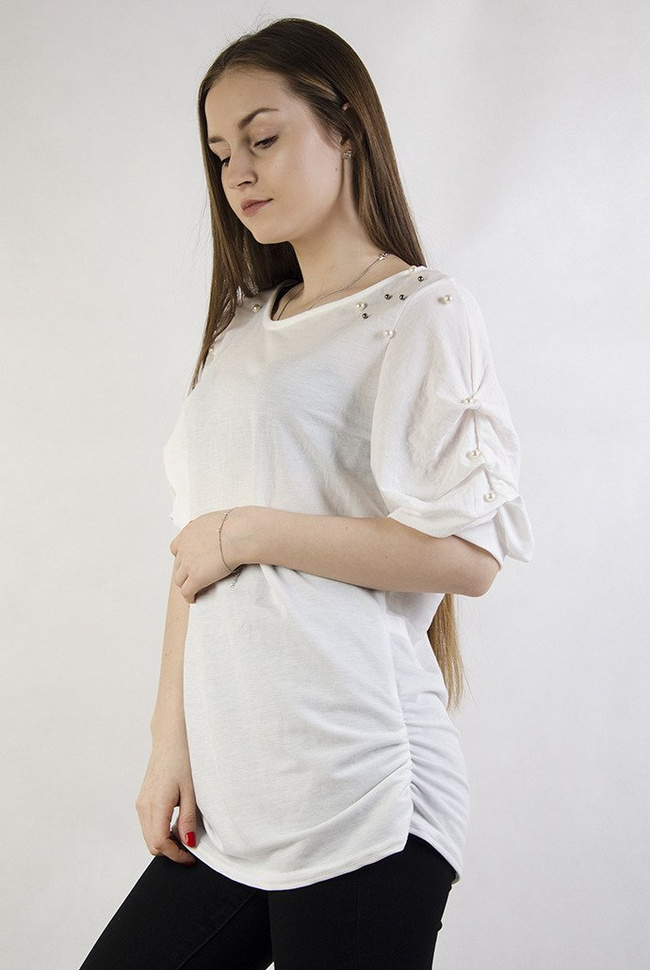 Biała bluzka z wycięciem na plecach oraz koralikami na ramionach