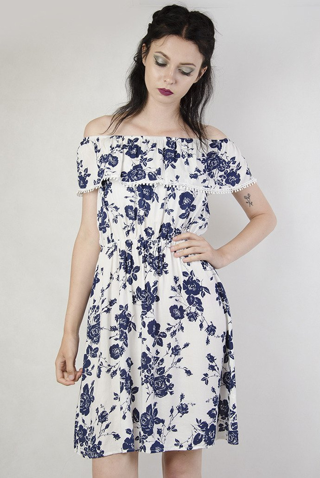 Biała sukienka z hiszpańskim dekoltem