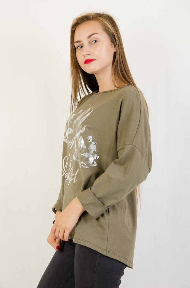 Zielona asymetryczna bluzka typu oversize z aplikacją z przodu