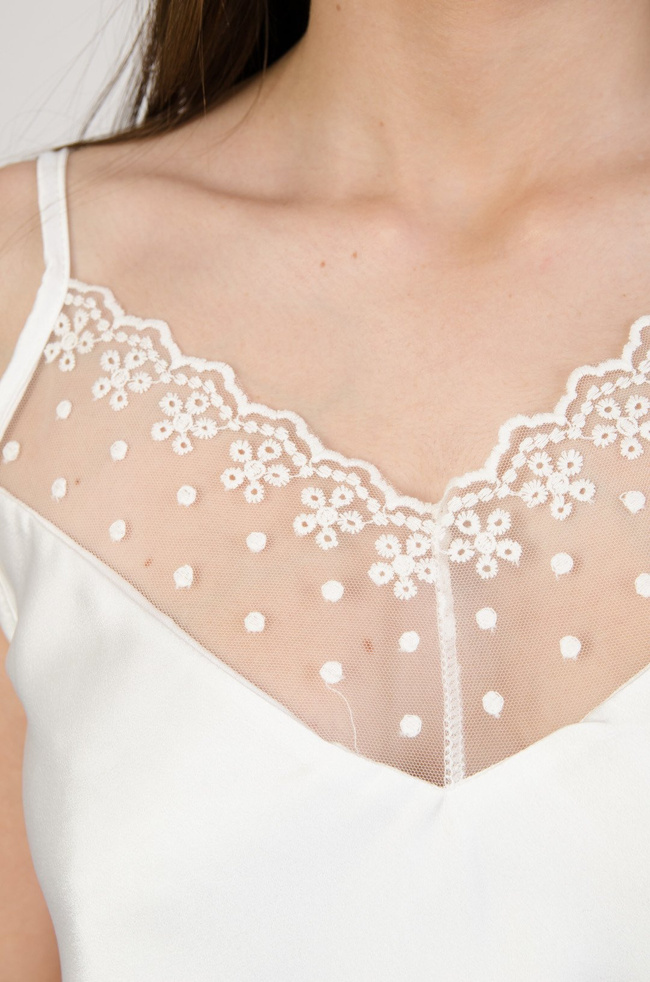 Biała satynowa bluzka na ramiączka z koronką