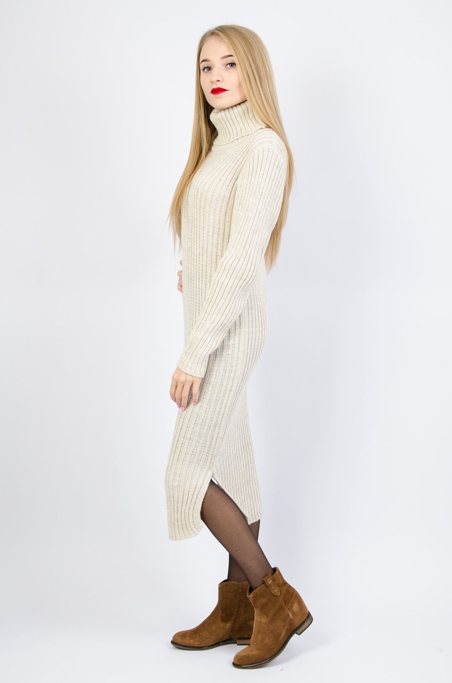 Beżowa dzianinowa sukienka z golfem