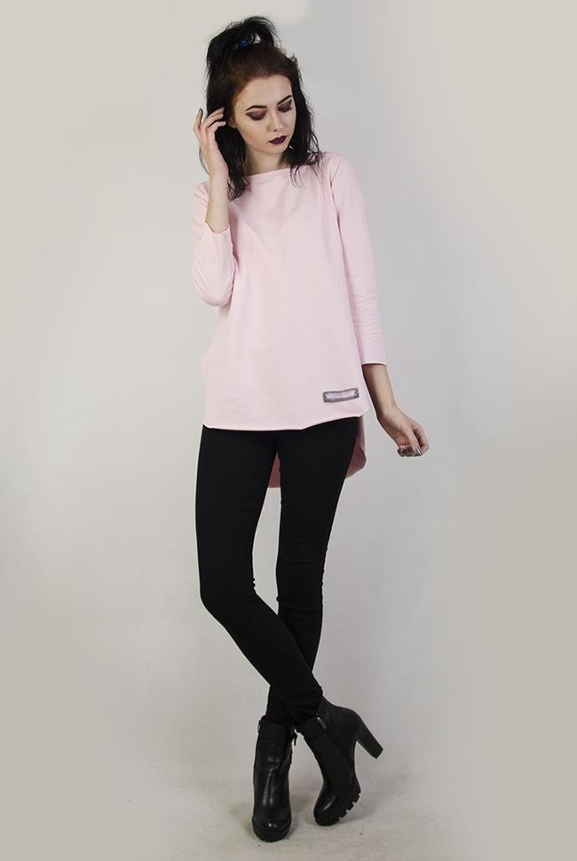 Jasnoróżowa, asymetryczna bluzka o prostym kroju