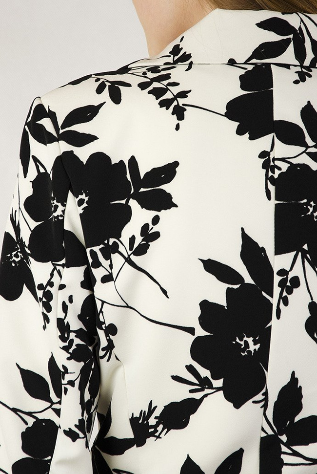 Biała marynarka w czarne kwiatki