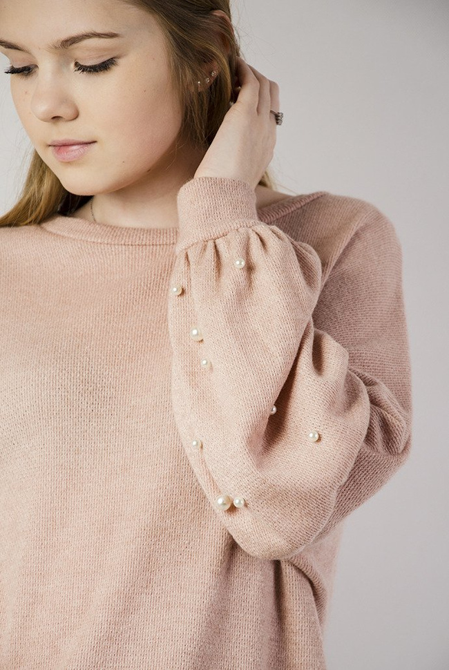 Jasnoróżowy sweterek z bufiastymi rękawami oraz perełkami