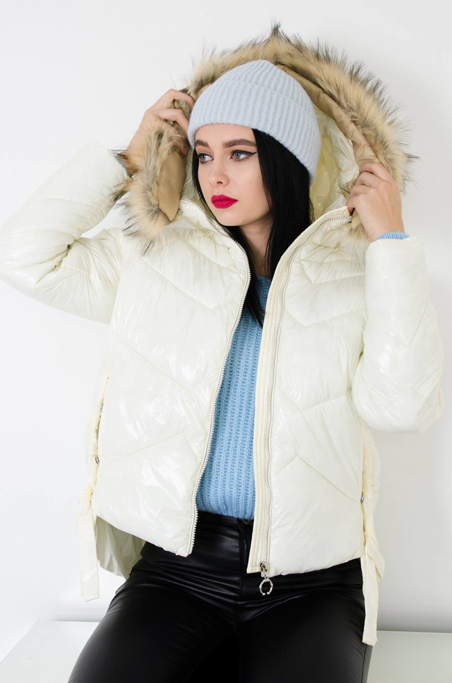 KREMOWA ASYMETRYCZNA PIKOWANA KURTKA Z KAPTUREM 