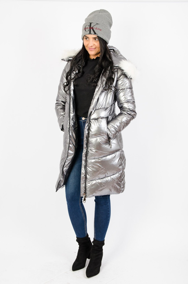 Srebrny pikowany płaszcz z futerkiem przy kapturze