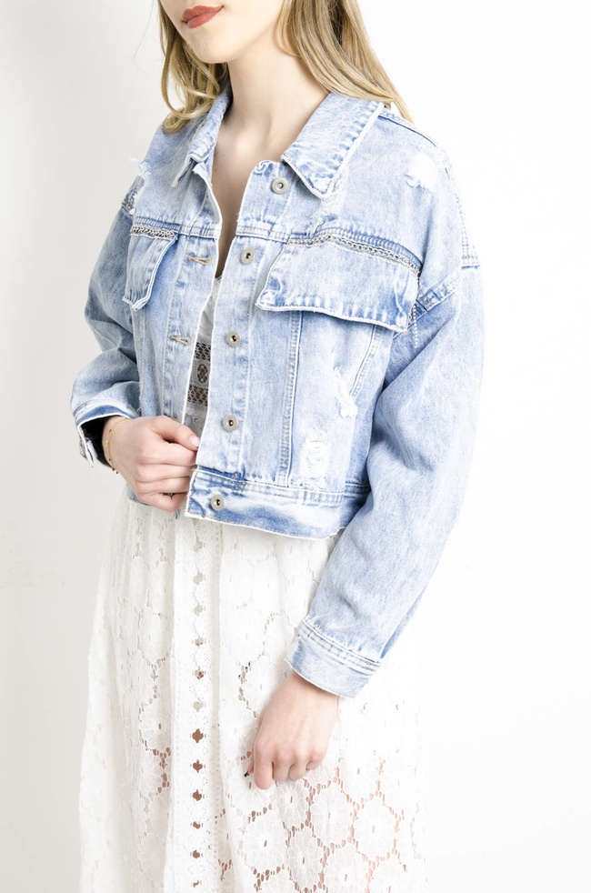 KURTKA JEANSOWA Z PRZETARCIAMI I OZDOBNYMI ŁAŃCUSZKAMI