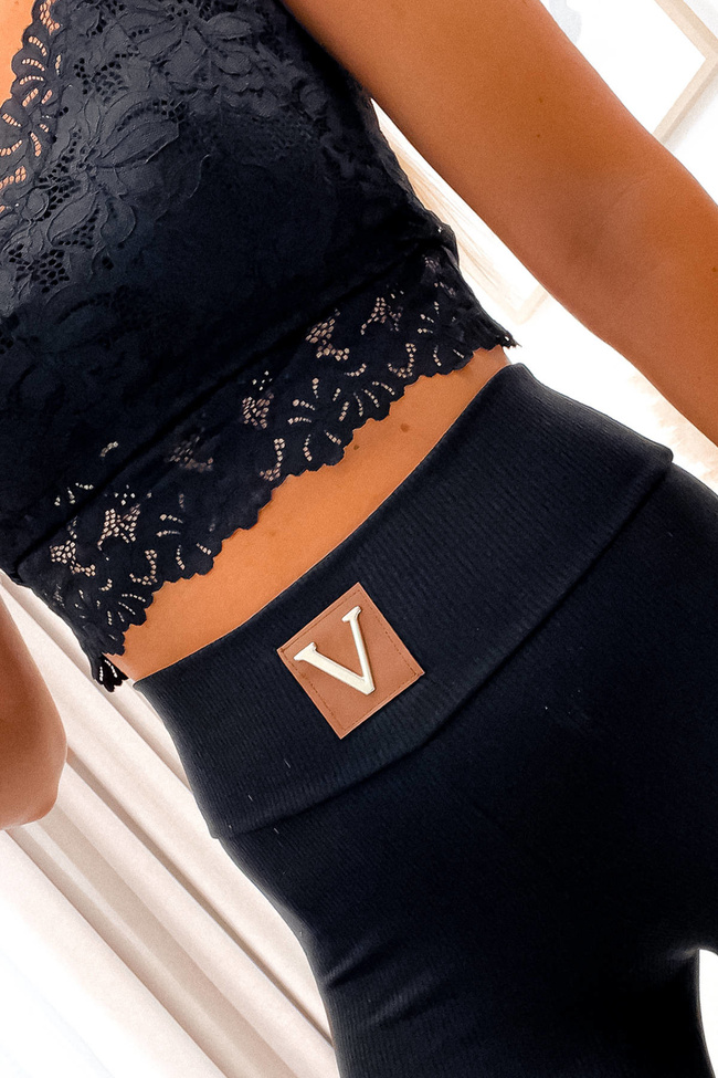 LEGGINSY PRĄŻKOWANE Z NASZYWKĄ V- CZARNE