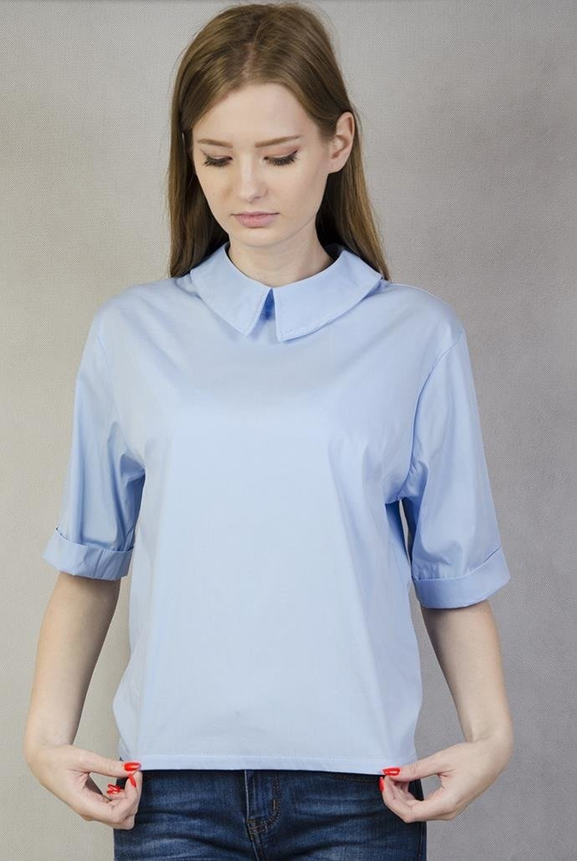 Niebieska koszula z wiązaniem na dole i guzikami z tyłu