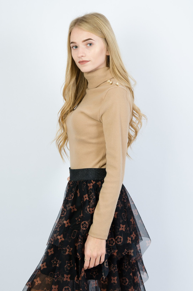 Beżowy golf ze złotymi guzikami