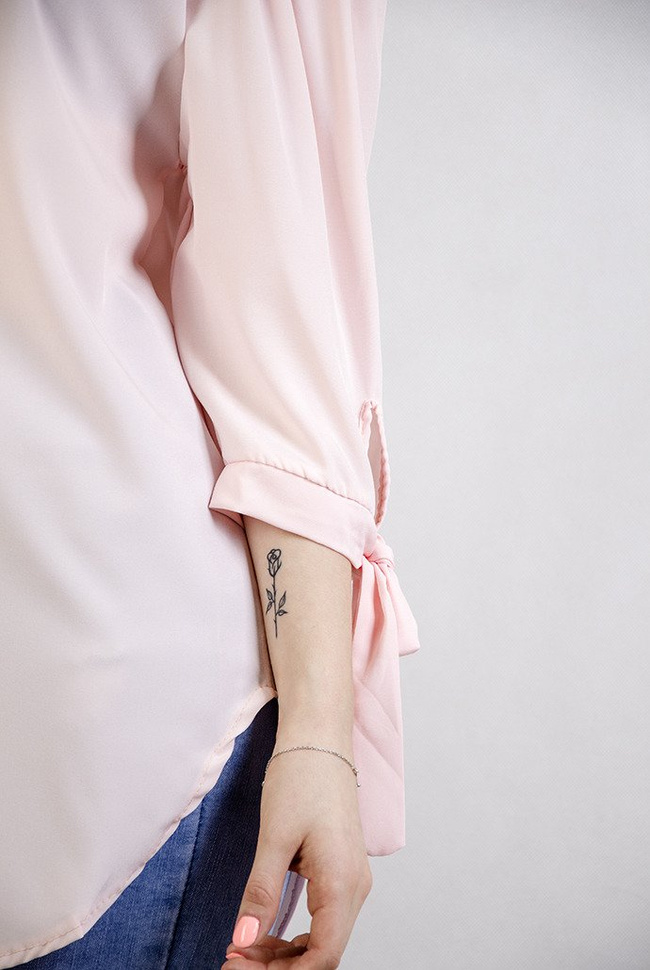 Jasnorózowa bluzka hiszpanka z koralikami