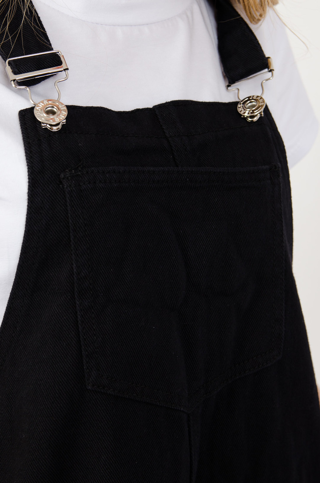 Czarna spódnica ogrodniczka z kieszeniami 