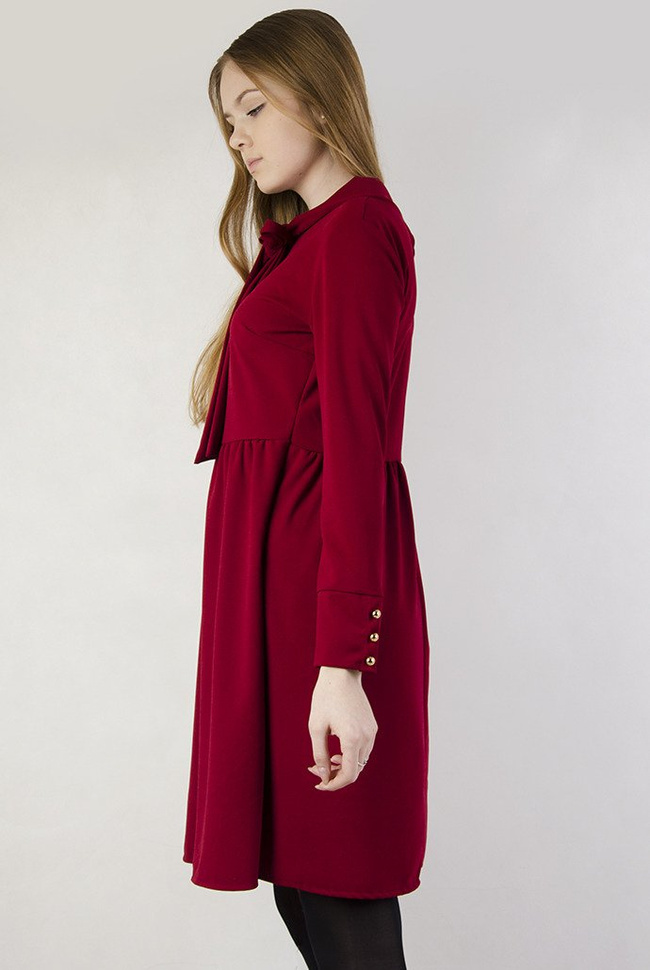 Bordowa sukienka z kokardą pod szyją