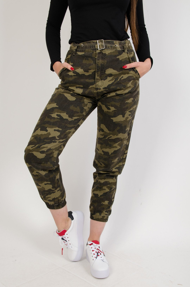 Spodnie moro z paskiem i ściągaczami na nogawce