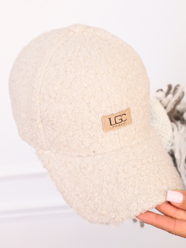 CZAPKA Z IMITACJI BARANKA Z DASZKIEM I LOGO- BEŻOWA