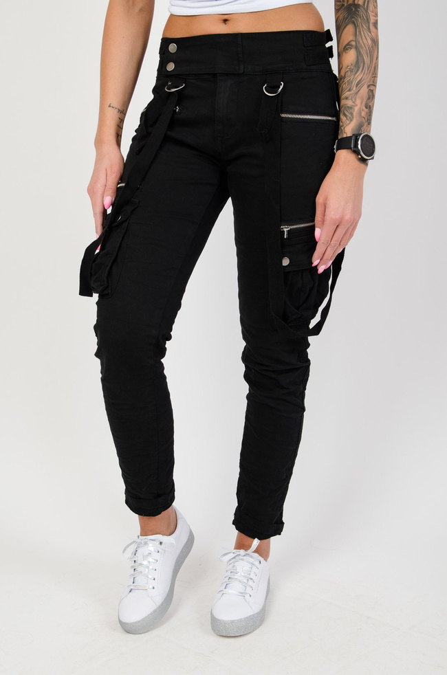 Czarne spodnie typu jogger z zamkami oraz kieszeniami