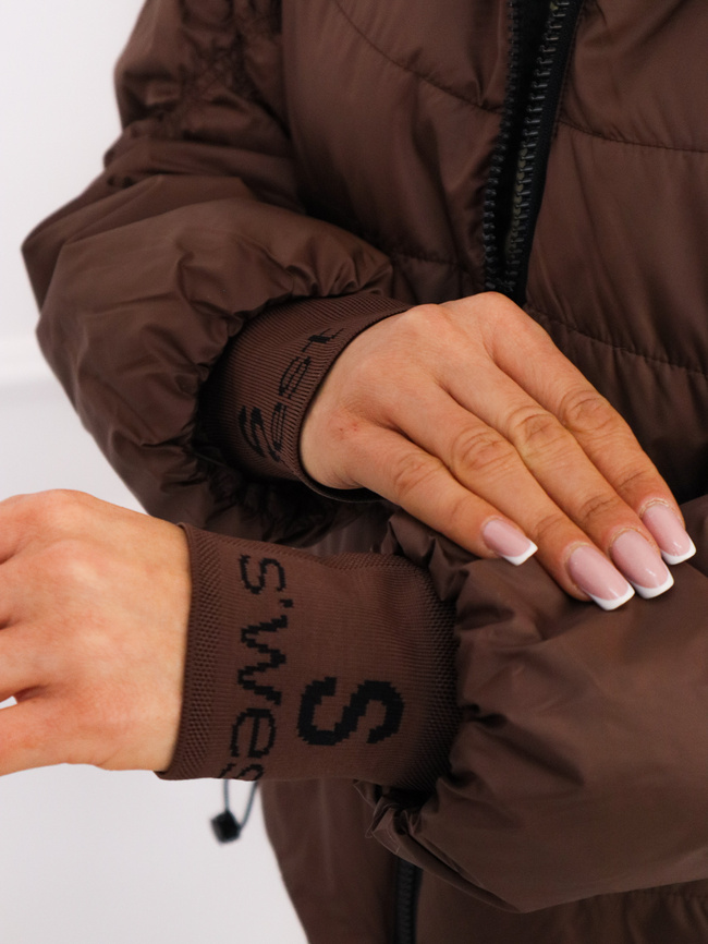 KURTKA Z OZDOBNYMI PRZESZYCIAMI NA RĘKAWACH I PRZEDŁUŻANYM ŚCIĄGACZEM- CZEKOLADOWA