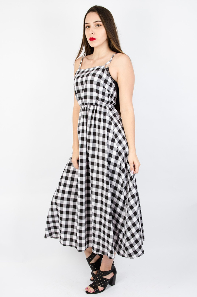 Długa sukienka w kratę na ramiączkach