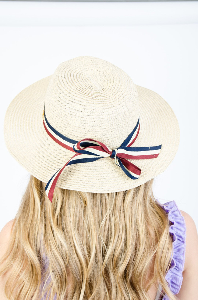 BEŻOWY SŁOMKOWY KAPELUSZ Z OZDOBNĄ WSTĄŻKĄ 