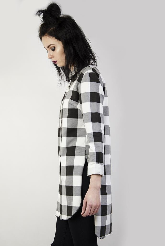 Asymetryczna koszula w czarno-białą kratę