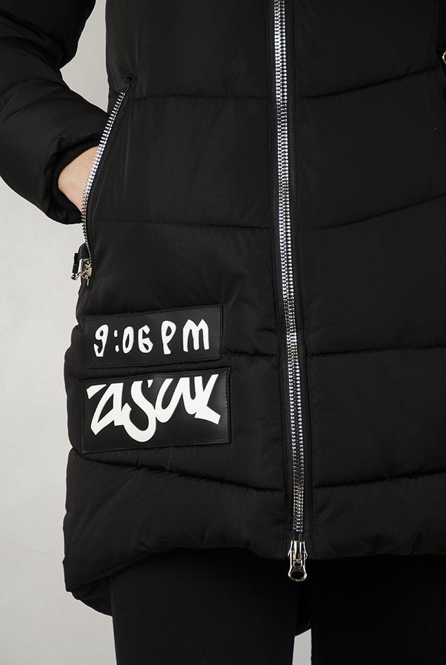 Czarna, przedłużana kurtka z naszywkami