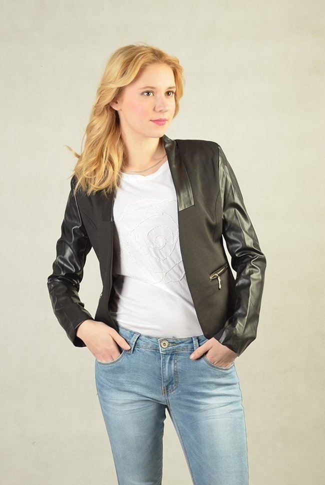 Czarna marynarka z łączonych materiałów