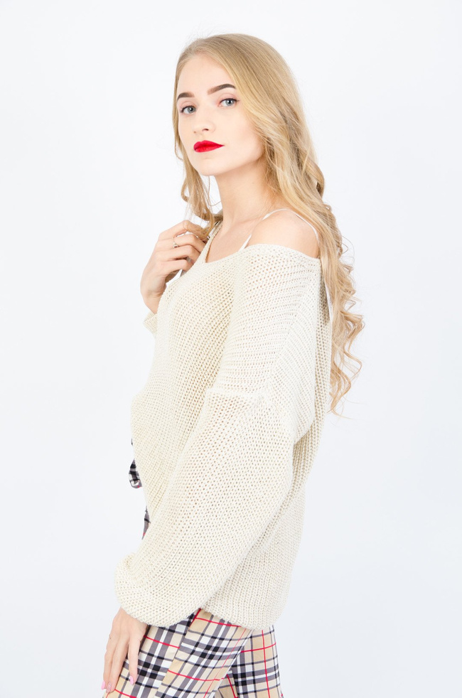 AKRYLOWY SWETER OVERSIZE Z DEKOLTEM W SEREK- BEŻOWY