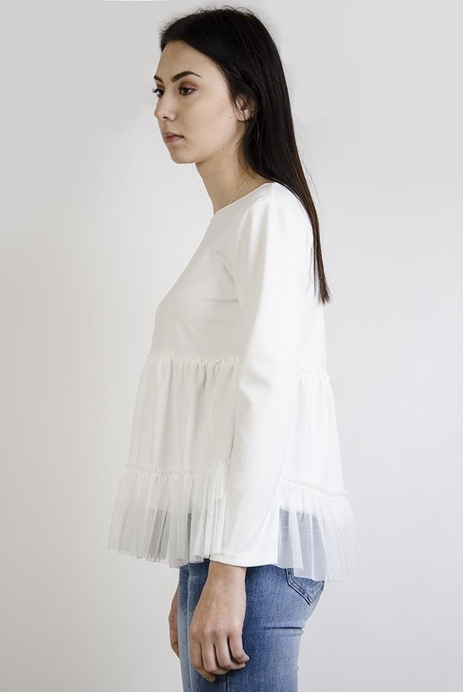 Biała bluzka z falbankami na dole