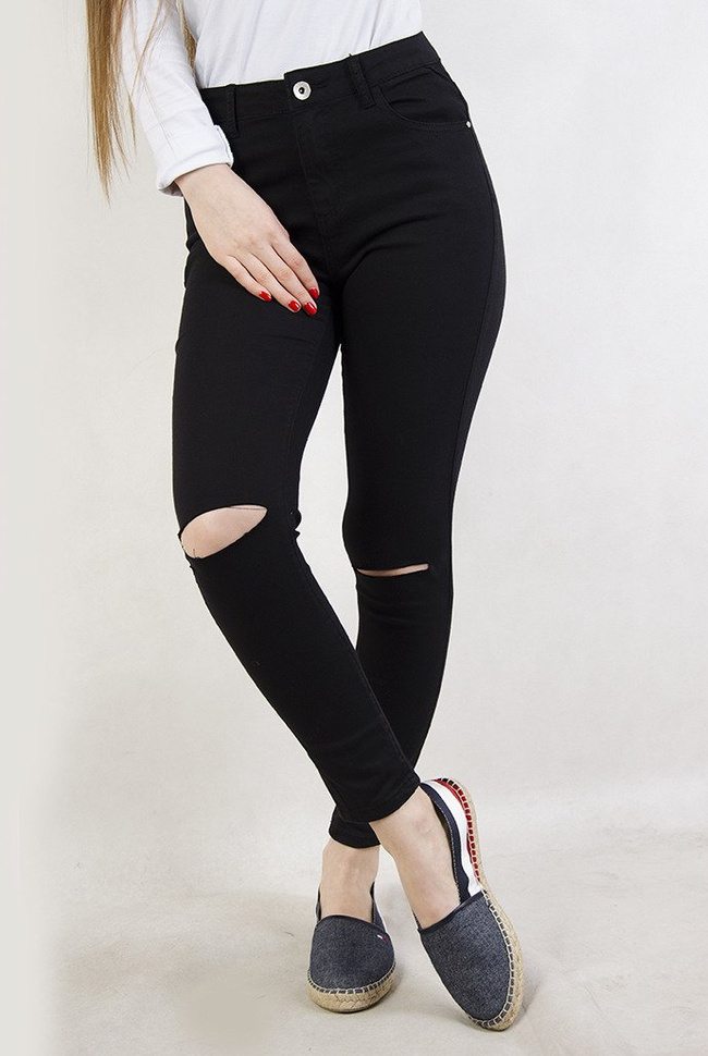 Czarne spodnie jeansowe z rozcięciami na kolanach