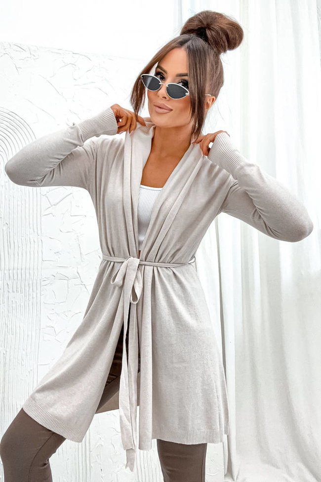 DZIANINOWA NARZUTA Z WIĄZANIEM W PASIE- BEŻOWA