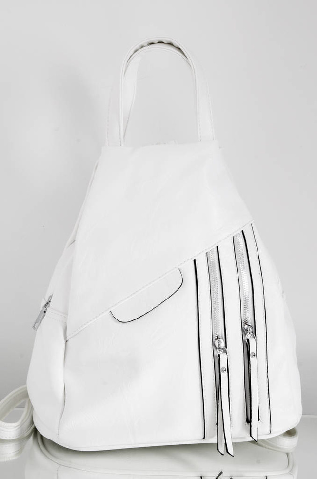 PLECAK Z IMITACJI SKÓRY Z OZDOBNYMI ZAMKAMI- BIAŁY