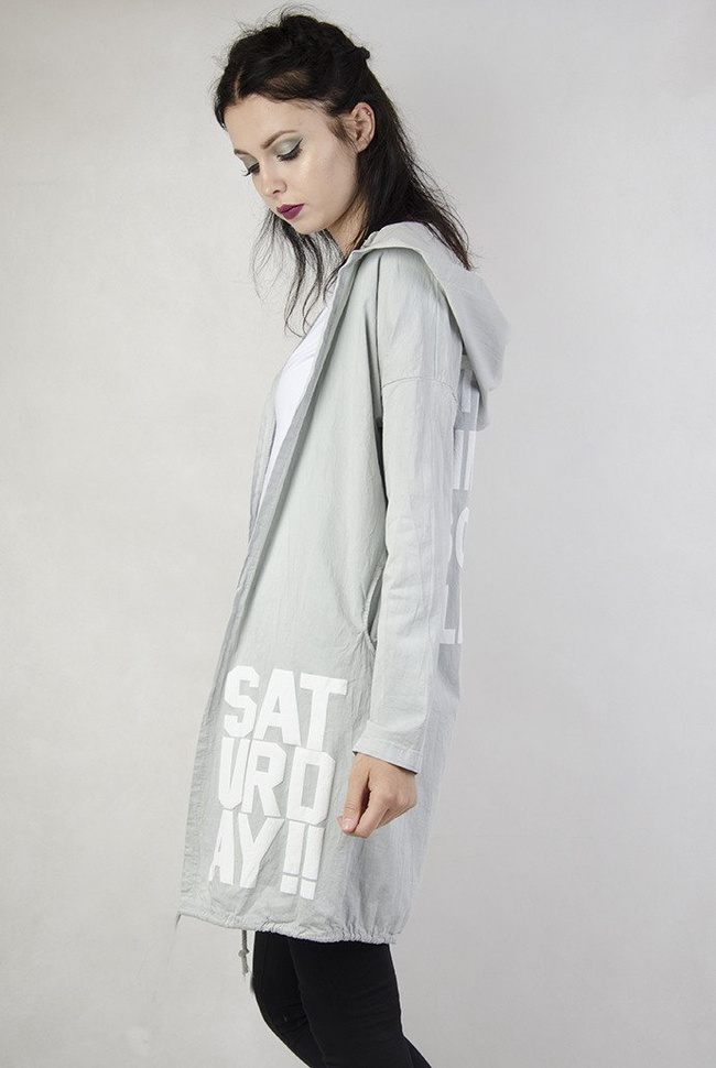 Jasnoszara narzutka z białymi napisami