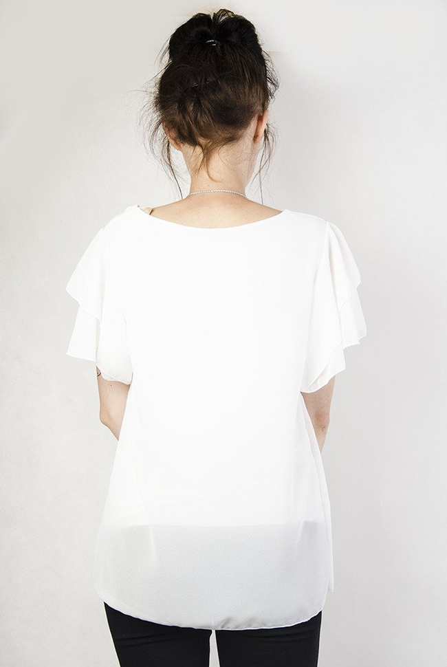 Biała bluzka z falbanami i wisiorkiem