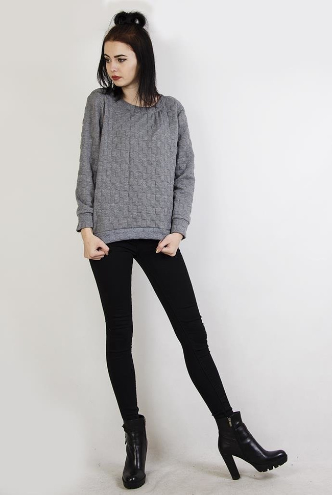 Jasnoszara bluza w kwadratowy wzór z wiązaniem z tyłu