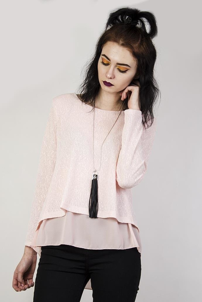 Jasnoróżowa bluzka z wisiorkiem kłódką