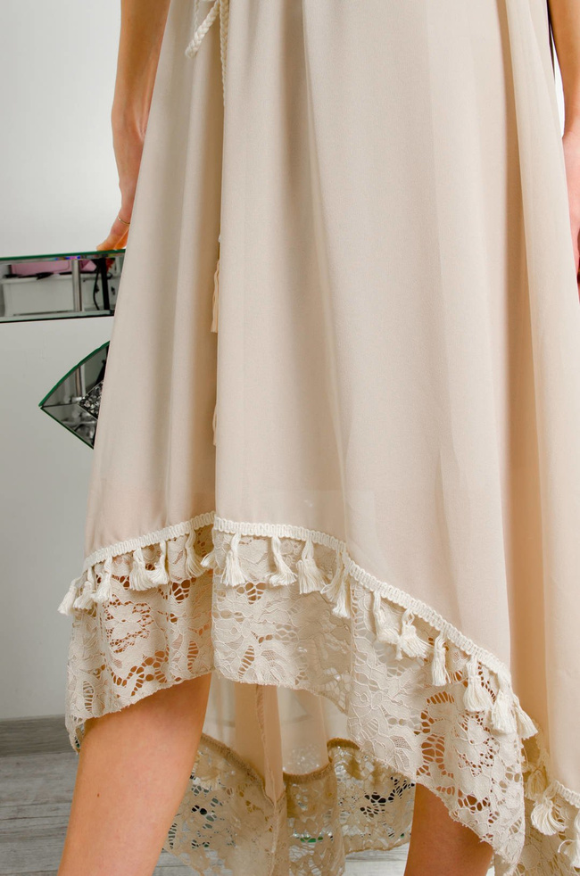 DŁUGA ASYMETRYCZNA SPÓDNICA Z KORONKOWYM ZDOBIENIEM W KOLORZE BEŻOWYM