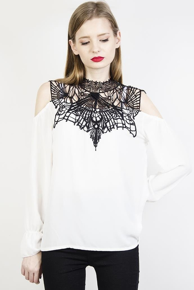 Biała koszula z ażurowym zdobieniem