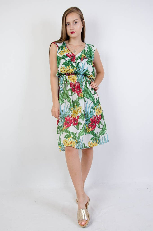 Biała kwiecista sukienka z falbaną w dekolcie