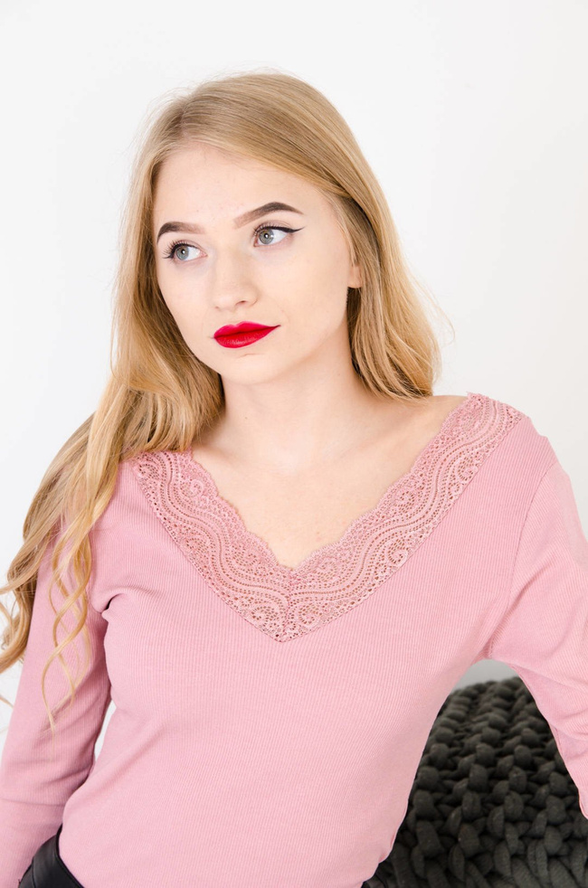 RÓŻOWA PRĄŻKOWANA BLUZKA Z KORONKOWYM DEKOLTEM W SEREK